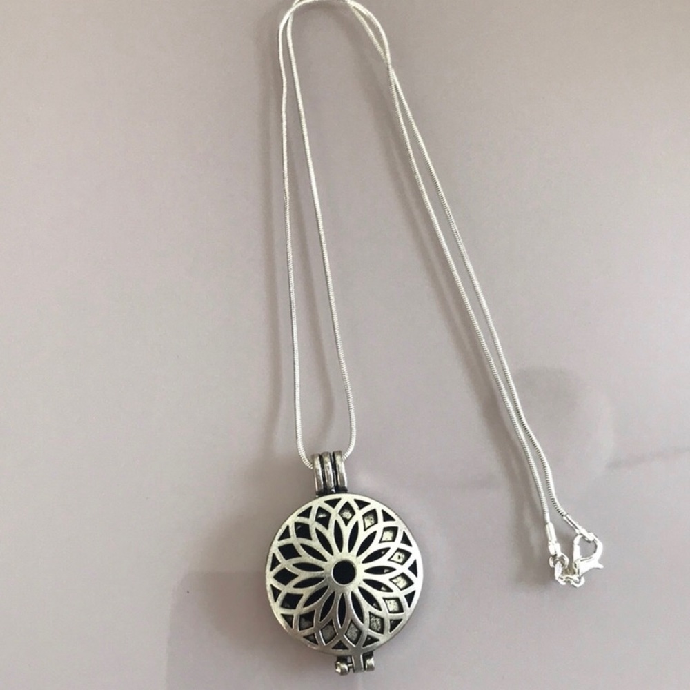 💥MOVING SALE💥 Diffuser Necklace